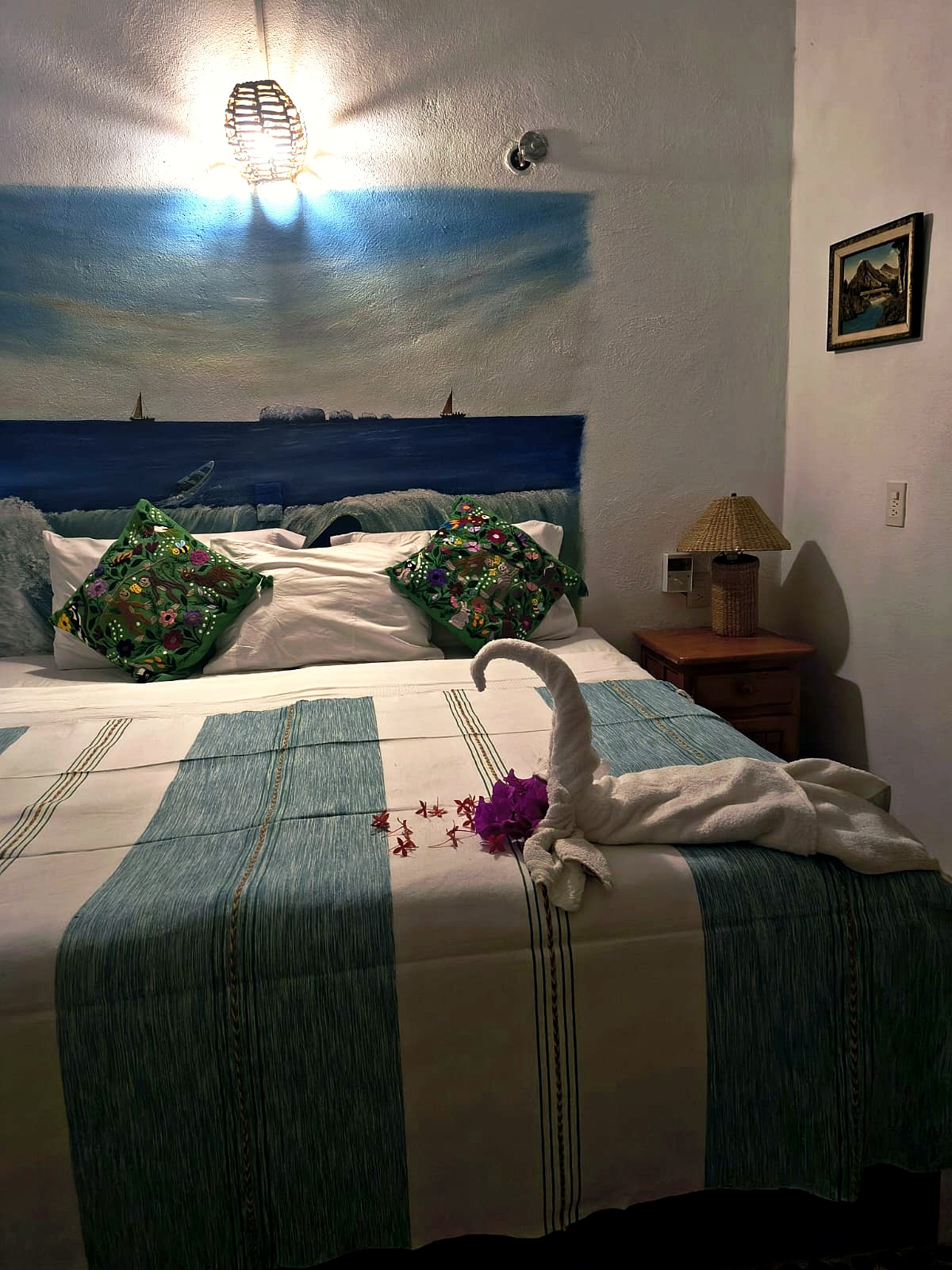 Mar room alternate bed view